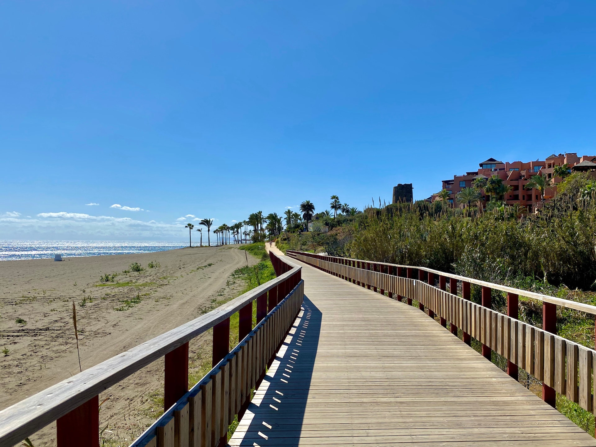 Vista de un tramo de la senda del litoral a su paso por Estepona que ya consta de 22km.