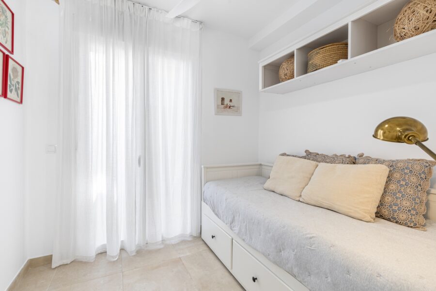 dormitorio con cama nido
