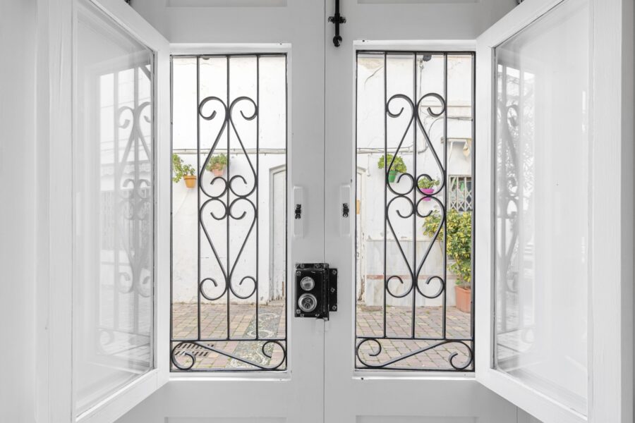 puerta de salida a la calle